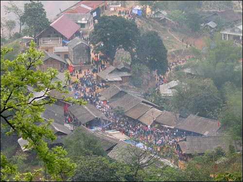 Ouverture de la semaine culturelle et touristique et le marché de l’amour de Khau Vai 2013 - ảnh 1
